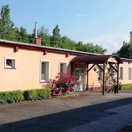 Ferienwohnung Collingo Belvarosi Szallas Kazincbarcika Exterior foto