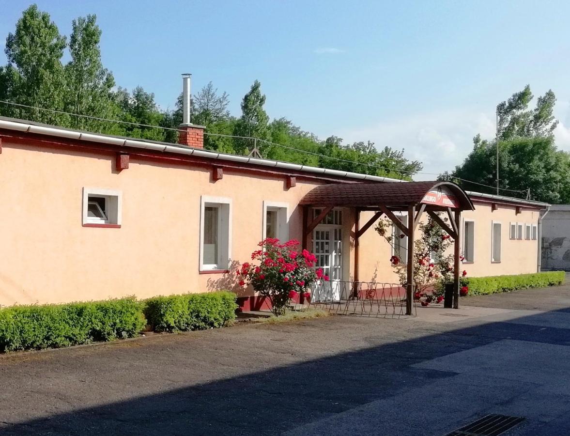 Ferienwohnung Collingo Belvarosi Szallas Kazincbarcika Exterior foto