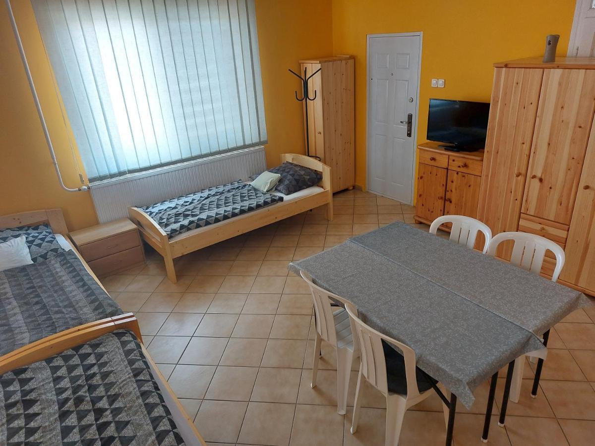 Ferienwohnung Collingo Belvarosi Szallas Kazincbarcika Exterior foto